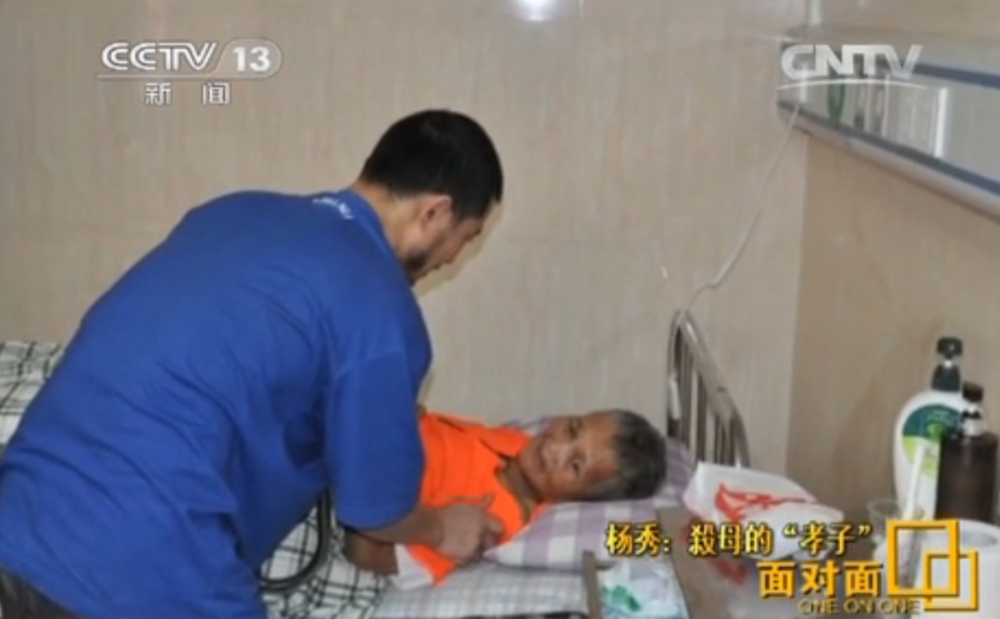 检察院做出不起诉决定后，杨秀回到医院照顾母亲，图源：面对面节目