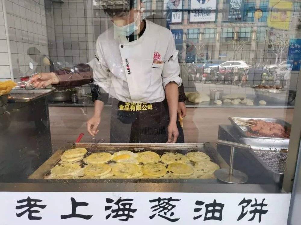上海街头各种冠以“老上海”名号的葱油饼