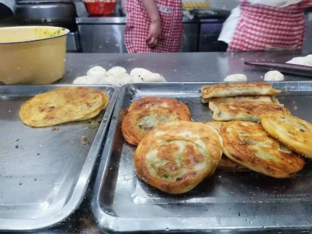 上海葱油饼（右）对比安徽葱油饼（左）