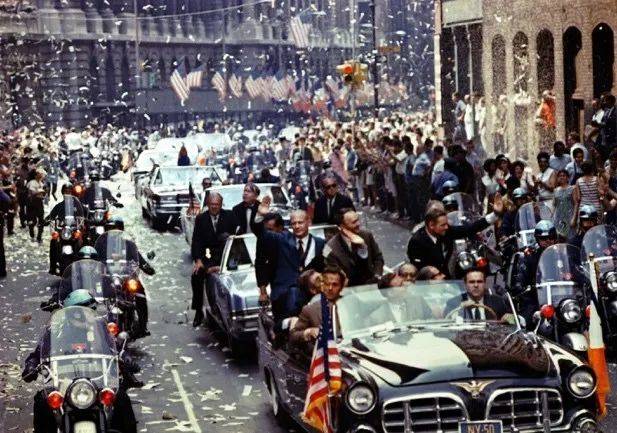 在纽约曼哈顿举行的盛大游行。第一辆车上站着的是3位航天员，站在中间的是柯林斯，左右分别是奥尔德林和阿姆斯特朗｜NASA