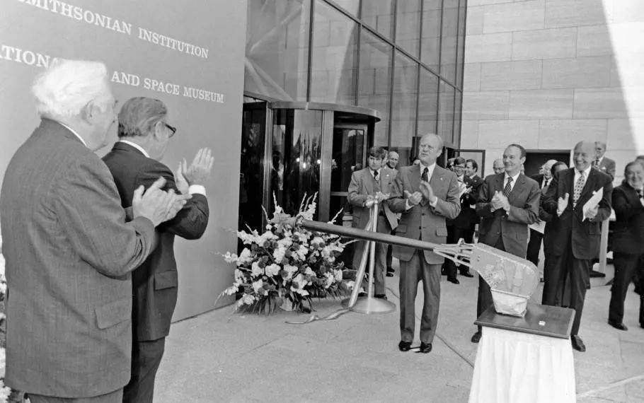 1976年7月1日，美国国家航空航天博物馆新馆举行剪彩仪式，前排右二为迈克尔·柯林斯｜National Air and Space Museum<br>
