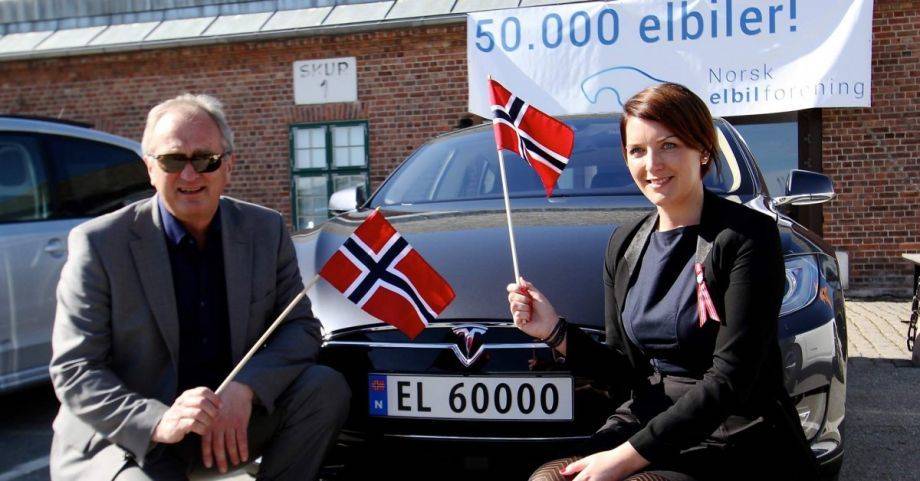 右边这位是挪威电动汽车协会秘书长克里斯蒂娜·布