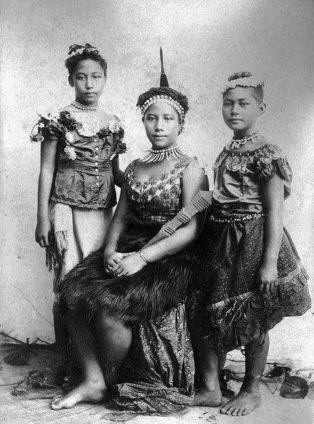 新西兰摄影师托马斯·安德鲁于1890年代拍摄的三位萨摩亚女性。图片来源：Wikipedia