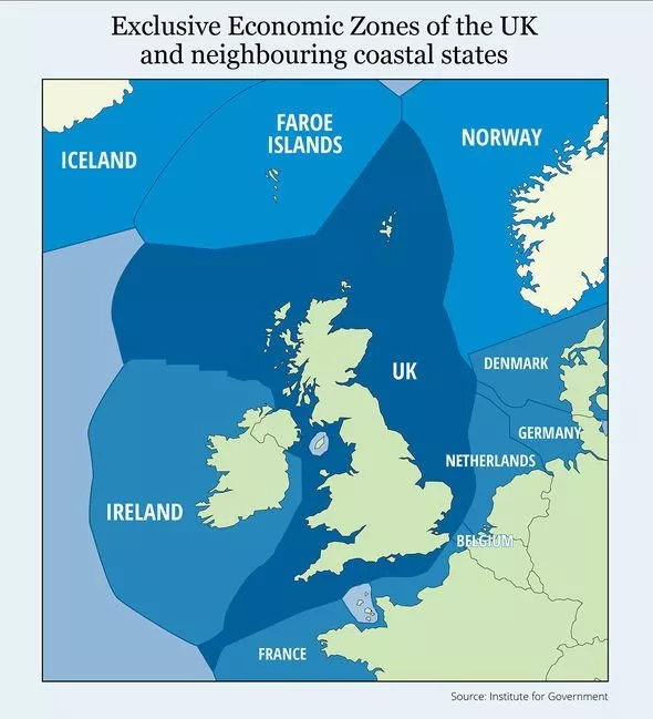 ● 深色区域为英国专属经济海域，其余为欧洲其他国家的专属经济海域，下部浅色海域为泽西岛位置 / Daily Express
