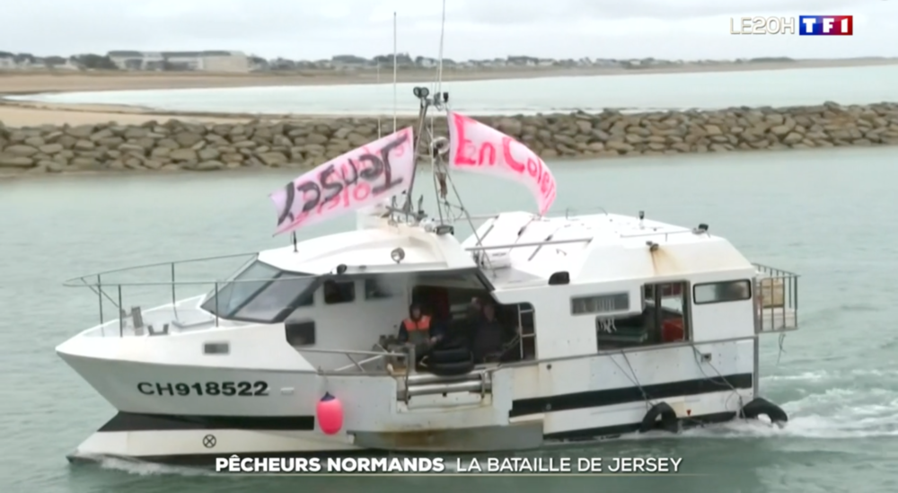 ● 参与抗议的渔船挂上了“生气”条幅 / 视频截图
