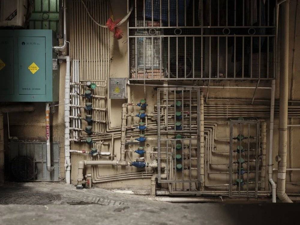 ⚪️ 深圳城中村密布的水电表与管道。