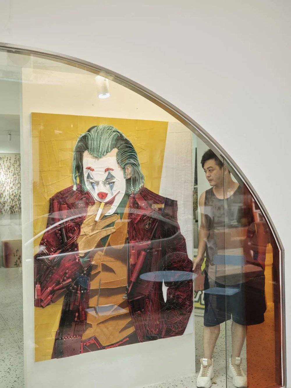 ⚪️ 橱窗里的一幅《小丑》是 Lotte Zhang（张乐天）近期的代表作。比个性张扬的作品，这个八零后的年轻人显得有些腼腆。<br>