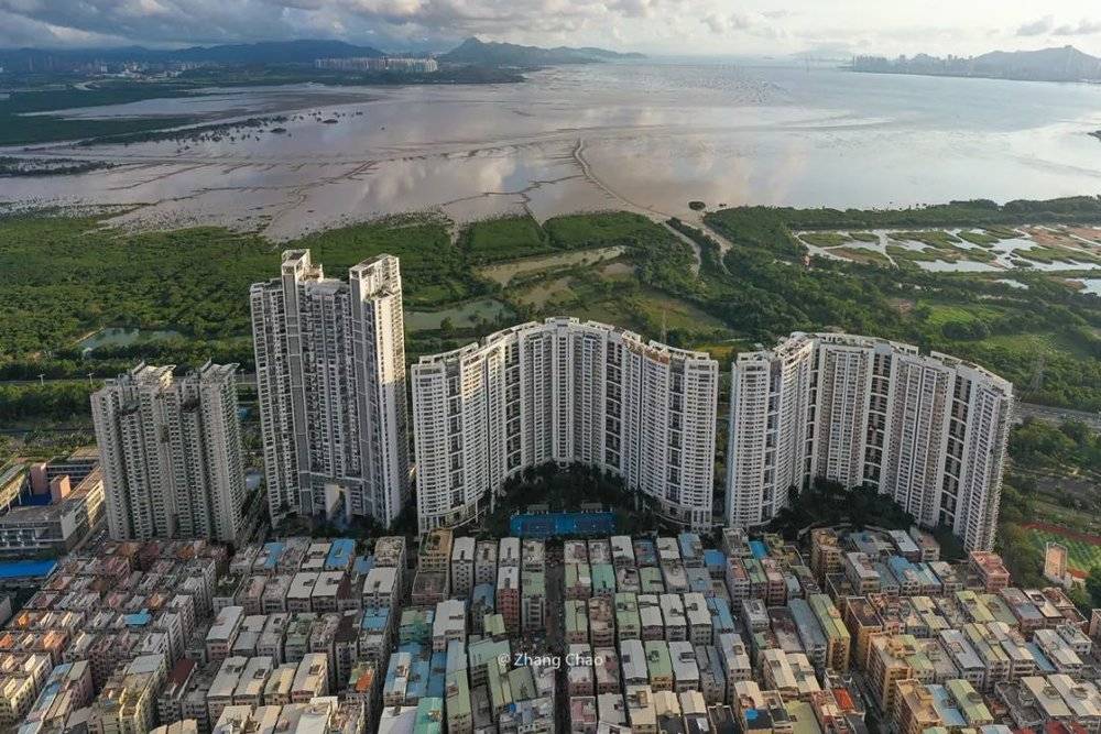 ⚪️ 2020年的下沙。这是深圳离海边最近的城中村，金域蓝湾隔开的另一边就是深圳湾。摄影：@ 张超