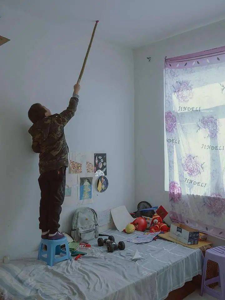 刘艳芳出门送饭，灿灿独自在家打发时间，把一块橡皮泥贴到了天花板上。<br>