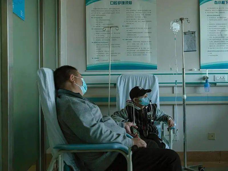 王海燕陪孩子在医院输液。