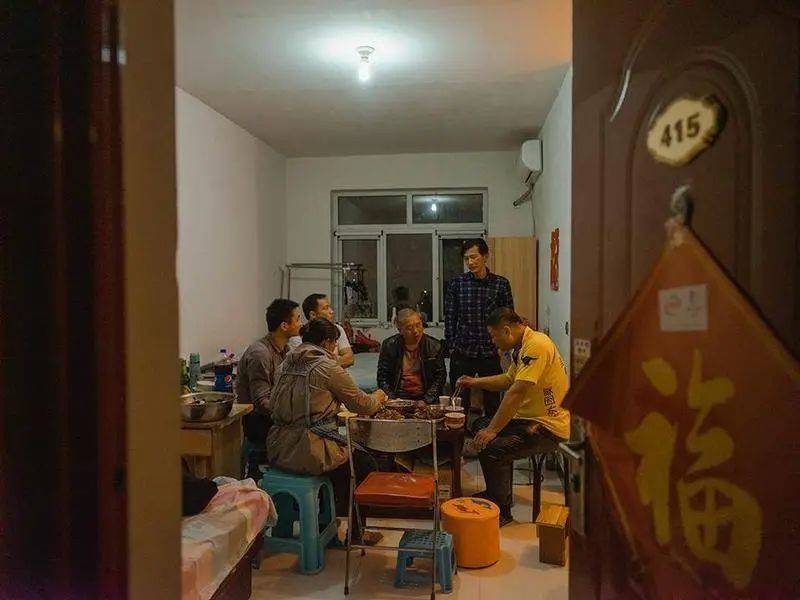 李春海和几位邻居在家中聚餐。