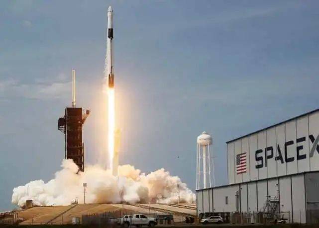 2020年5月30日，在佛罗里达州卡纳维拉尔角的肯尼迪航天中心，SpaceX猎鹰9号火箭升空<br label=图片备注 class=text-img-note>