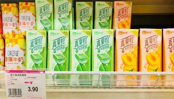 北京永旺超市，蒙牛真果粒牛奶饮品。（图片拍摄：赵晓娟）<br>
