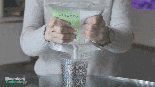 Juicero榨汁机，只是帮你把早已榨好的果汁挤出来<br>
