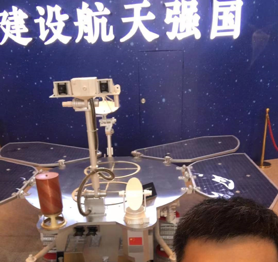 图注：中国国家博物馆展览的祝融号火星车模型（乔辉拍摄）。<br label=图片备注 class=text-img-note>