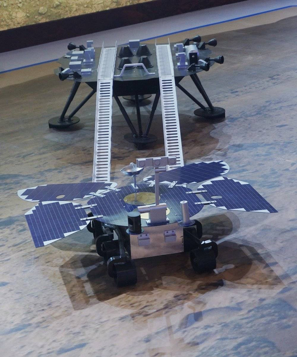 中国火星探测器“天问一号”着陆器与“祝融号”火星车模型<br>