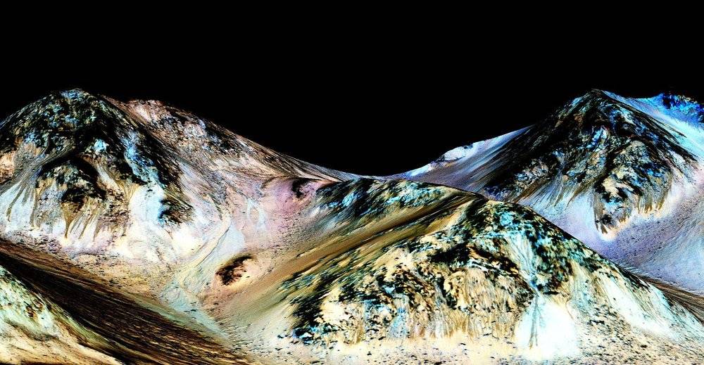 NASA获得照片显示，深色细长长约100米的条痕，推测是由水流冲刷形成