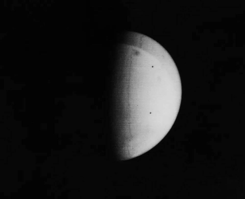 1971年11月11日，水手9号拍摄的火星。上方的黑斑是火星最高峰奥林帕斯火山 | NASA/JPL<br>