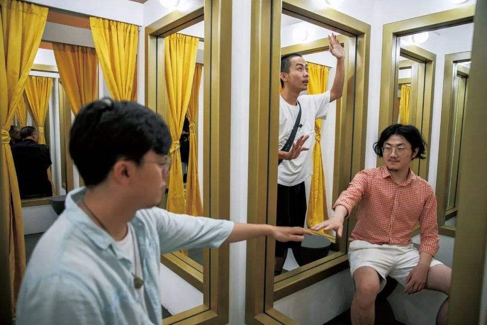 2019年7月17日，北京，几名观众在中央美院美术馆观看展览“太虚之境”。/ 视觉中国