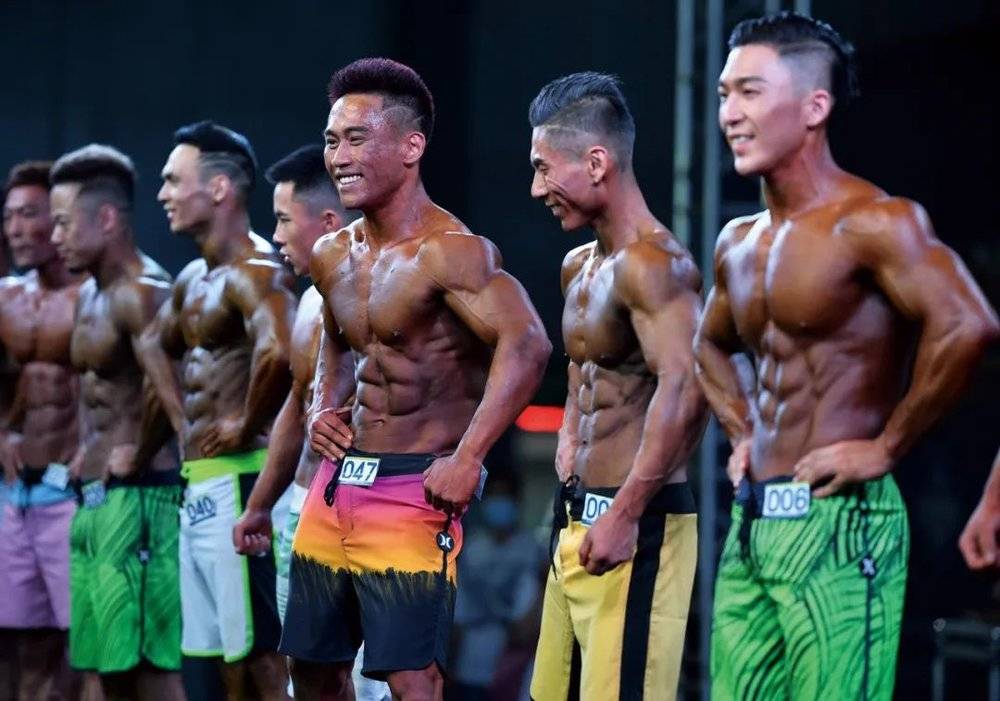 2020年9月4日，云南昆明，一场健美比赛资格赛上，选手在展示身材。/ 视觉中国<br>