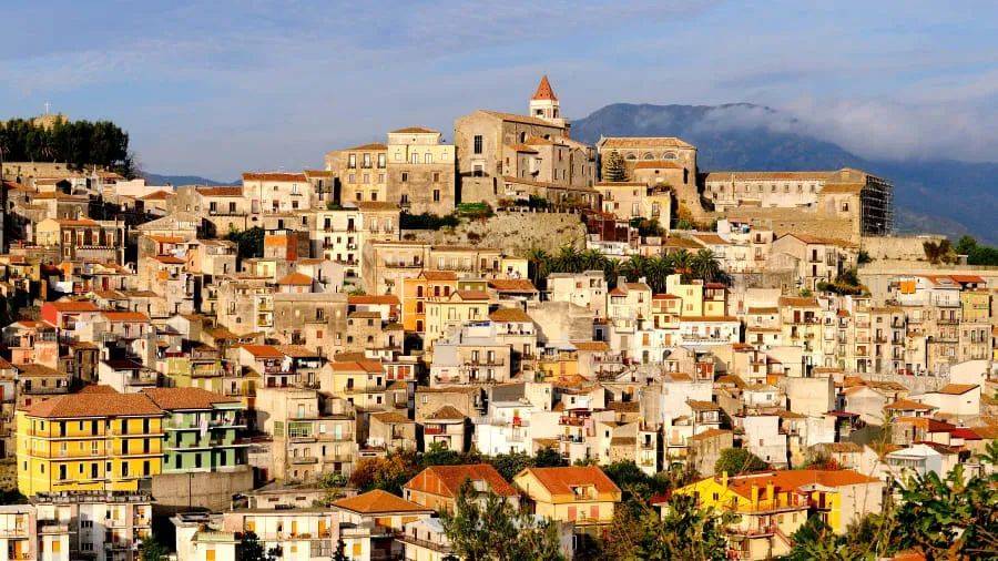 位于西西里的小镇Castiglione di Sicilia以1欧元的价格象征性地出手大约900座废弃房屋 / CNN<br>