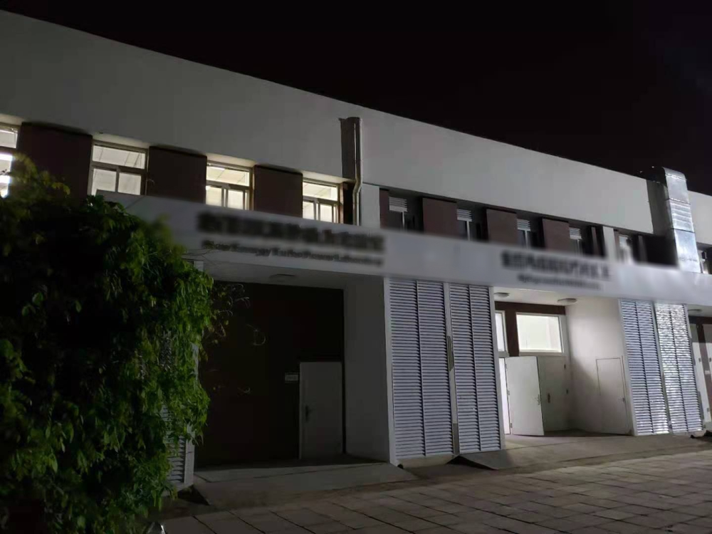 午夜十二点，清华大学某实验室的灯依然亮着。<br>