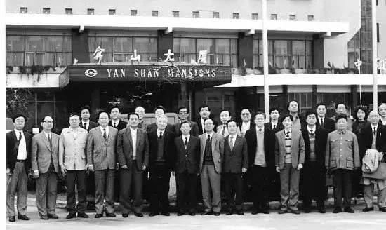 1991年4月，中威船案律师团合影，前排左五为任继圣律师