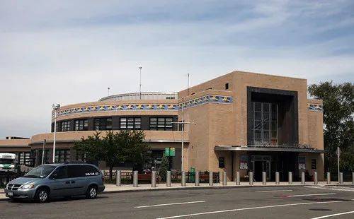 上：1974年的拉瓜迪亚机场航站楼，Survey of LaGuardia Airport's Marine Air Terminal, 1974, via Wikipedia