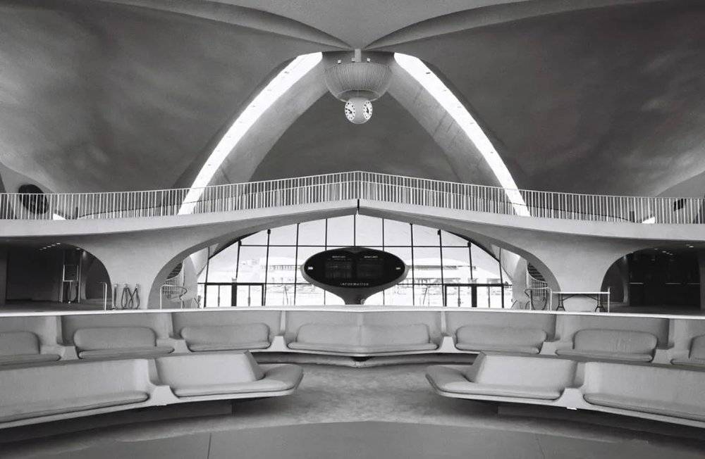 Eero Saarinen设计的TWA Flight Center，图片来自archdaily.com，摄影：Cameron Blaylock