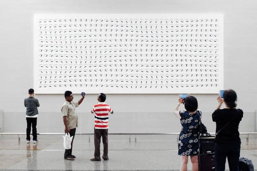 新加坡樟宜机场的著名景观之一，由瑞典艺术家组合 Human Since 1982 创作的A Million Times at Changi