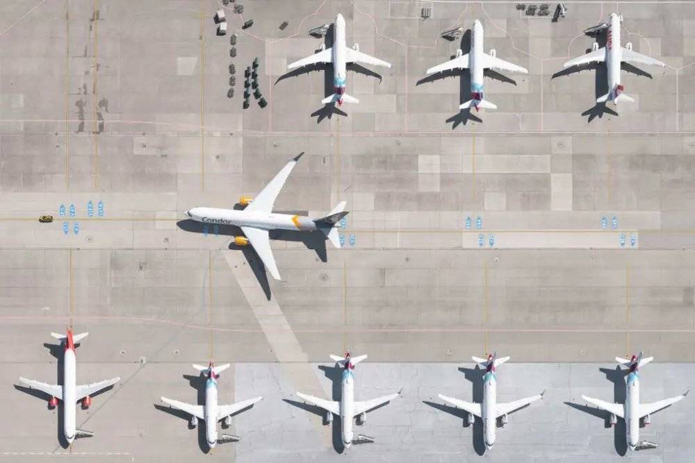 ©️ Aerial Observations on Airports by Tom Hegen，图片来自 CNN<br label=图片备注 class=text-img-note>