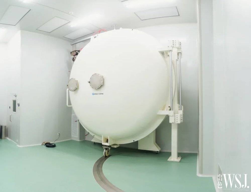 高能所里的“大白罐”，它适用于卫星对宇宙射线等不同物质的接收、反馈、作用等前期实验过程