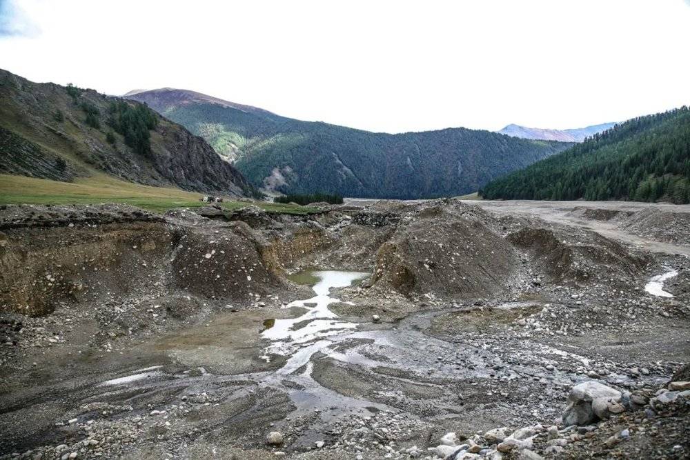 砂金开采造成的地貌破坏<br>