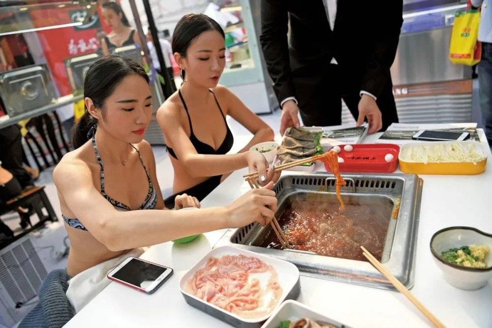 2017年11月9日，重庆，重庆火锅节开幕，几位身材姣好的女孩穿着比基尼吃火锅。对于苦苦减肥的人来说，代餐无异于天降甘霖。/视觉中国