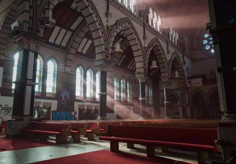2016年，潘然在费城去到的一所废弃教堂<br>