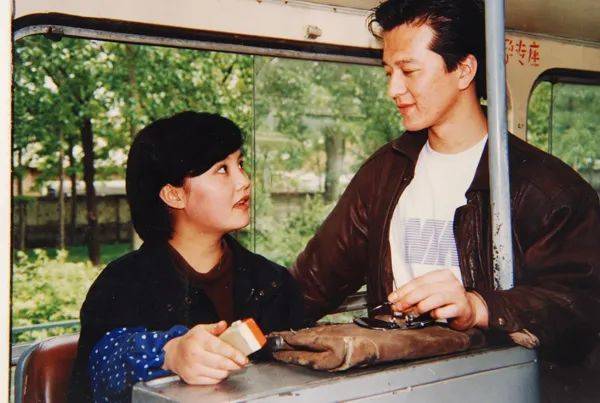 《北京，你早》中，99路汽车售票员艾红爱上了自称是新加坡留学生的陈明克<br>