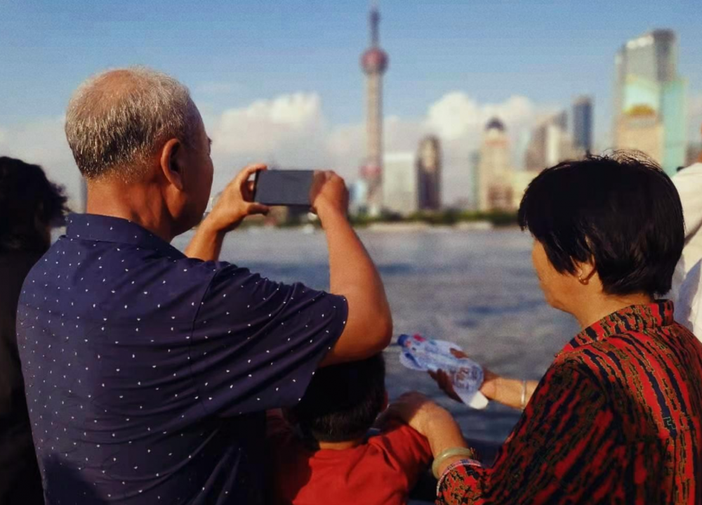 我父母2019年于上海外滩<br>