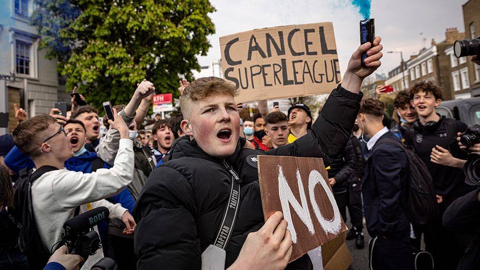 上街抗议欧超的英国青少年 / 图片来源：BBC