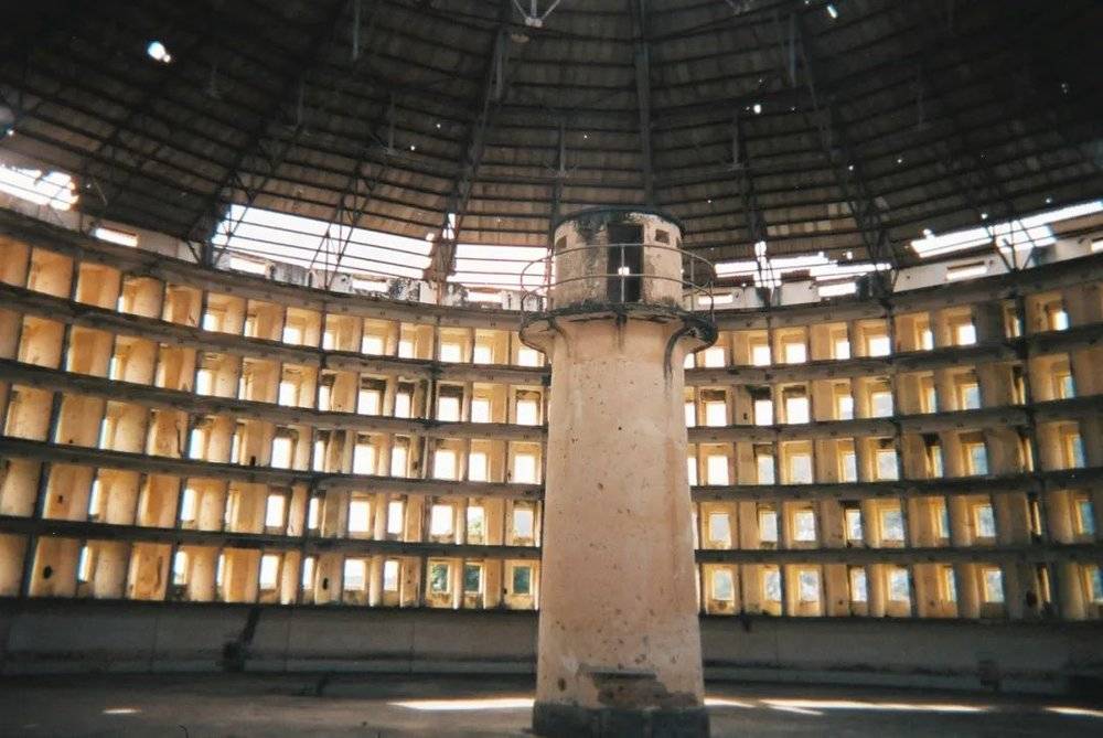 古巴一座被废弃的环形监狱，现被当做环形监狱模型、博物馆保留。仅需一个警卫在中心的瞭望塔，即刻监视所有犯人。<br>