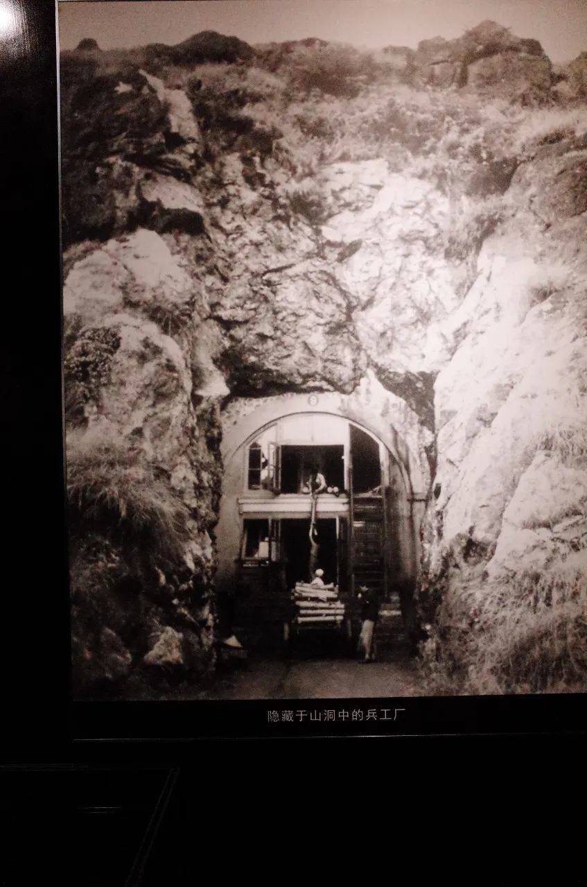 1940年代在重庆开凿兵工厂的洞口，图源：时代周报记者黎广/摄