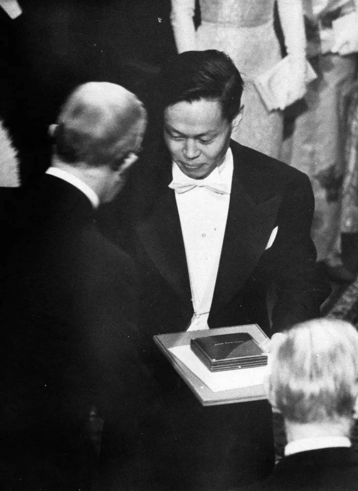 1957年，杨振宁、李政道获得诺贝尔奖。