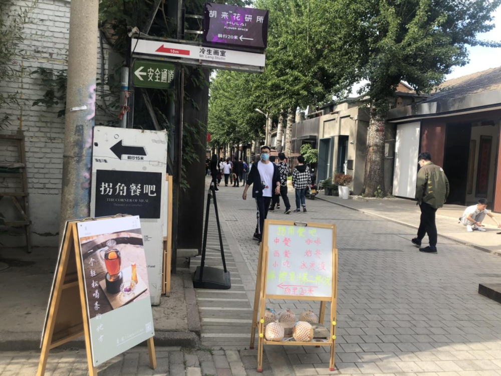 街边的餐饮店。摄影/叶徐彤<br>