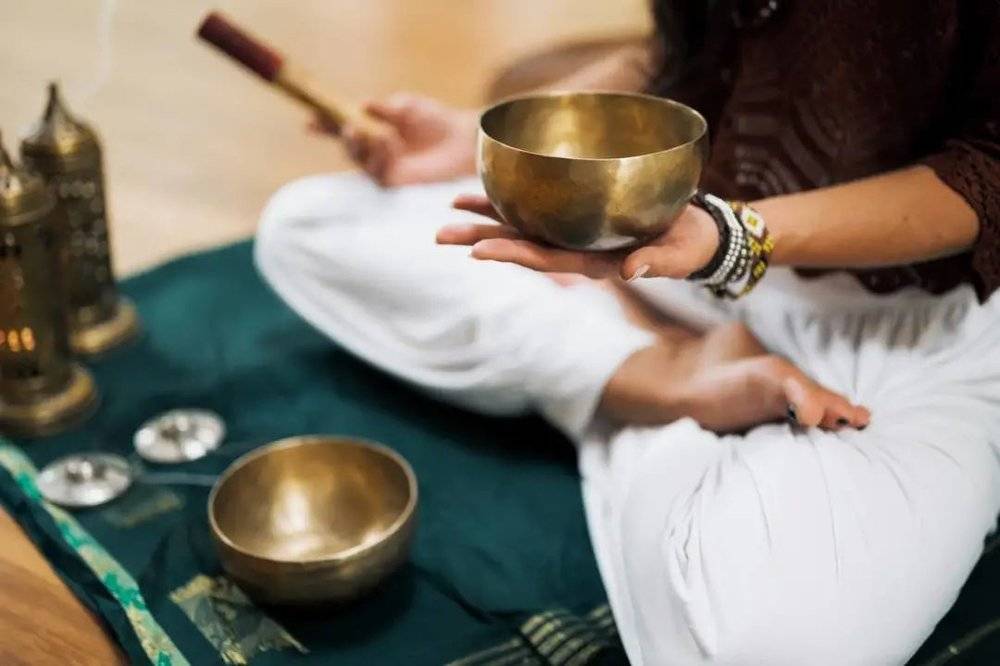 ▲singing bowl 颂钵，一种自然疗法。图片来自：unsplash