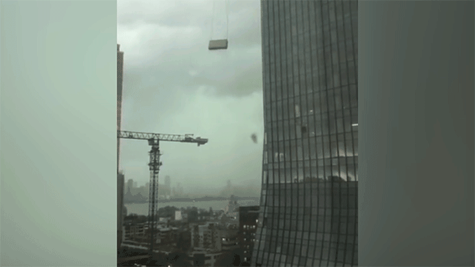 “武汉大风中吊篮撞楼”的视频引发全网关注。<br>