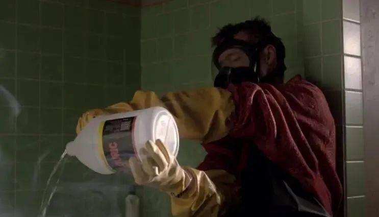 美剧《绝命毒师》中，男主角用氢氟酸毁尸灭迹。/《绝命毒师》电影截屏<br>