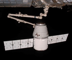 “国际空间站”上的加拿大机械臂-2捕获第一代“货运龙”飞船<br>