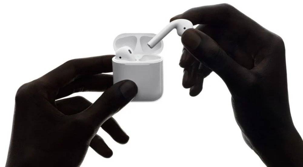 2017 年，苹果在 iPhone 7 上取消耳机孔的同时发布了无线耳机 AirPods，至今已卖出超 2 亿部耳机。｜Apple<br>