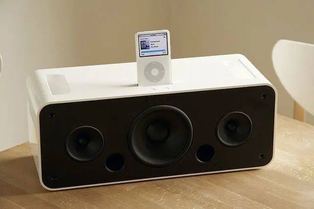 2006 年苹果推出的 iPod Hi-Fi 音箱，后来苹果推出的另一款主打音质的音箱产品 HomePod 也失败了｜Apple<br>