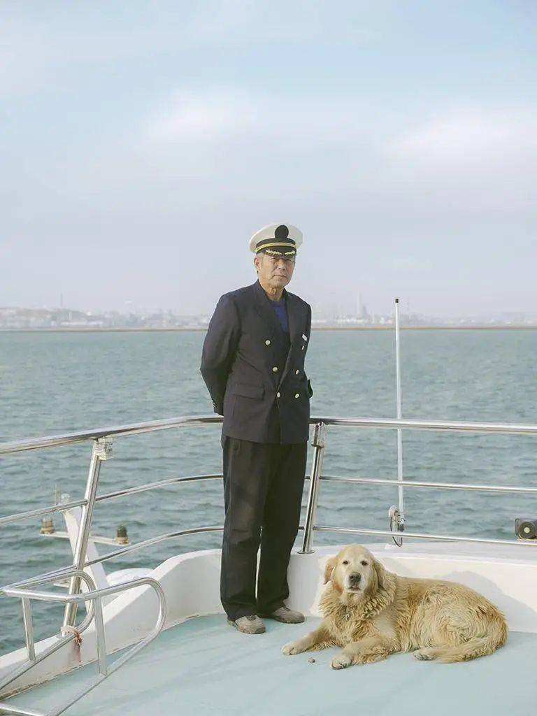 船长陈琦和他的老狗。十余年间，这条老狗一直和他生活在海葬船上。狗的寿命平均只有15岁，它也快到了寿终正寝的时候。陈琦打算将来给它送终也要海葬。<br>