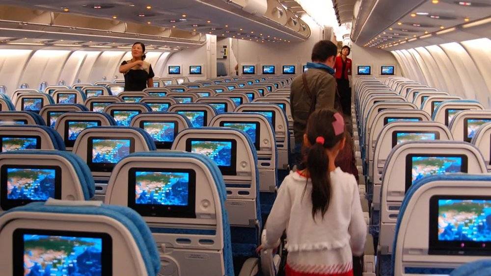 图：飞机上的“儿童”　摄影：拉上窗帘